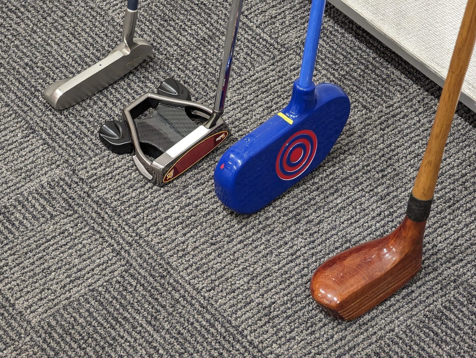 Compact indoor golf hitting bay with mat and net