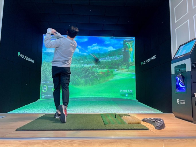 Commercial multi-bay screen golf simulator venue