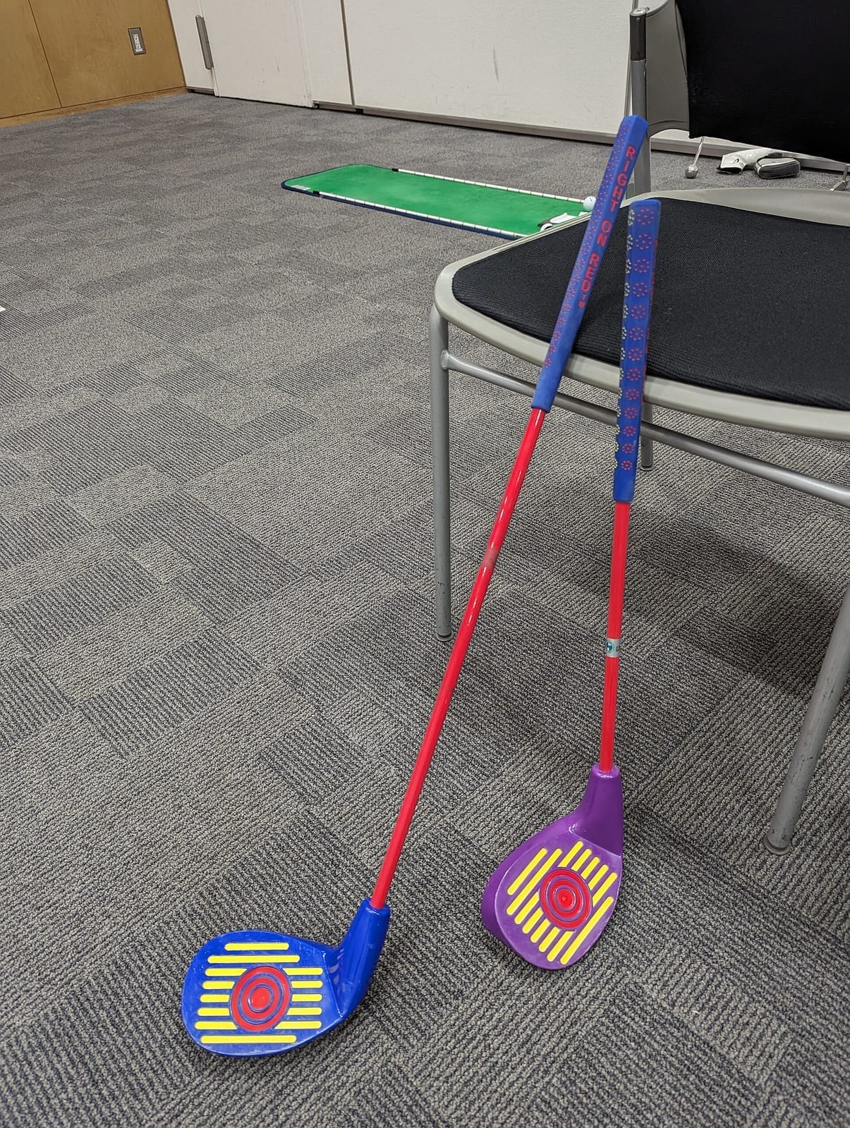 A compact indoor golf simulator practice facility